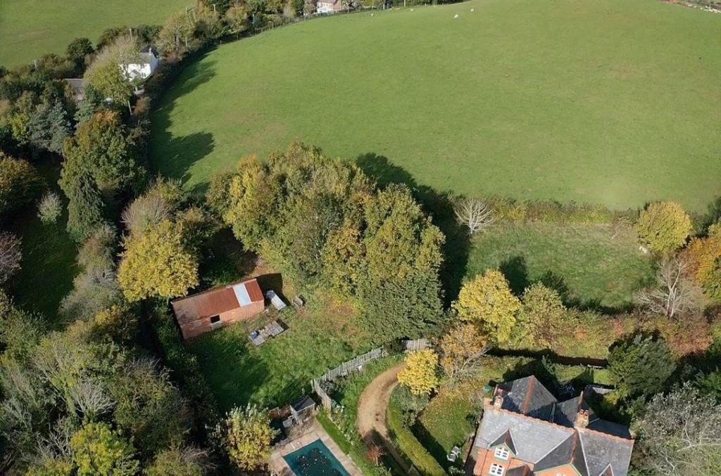 Lot: 98 - HALF AN ACRE AND BARN WITH POTENTIAL IN ATTRACTIVE SEMI-RURAL LOCATION - A Drone Image of the Site